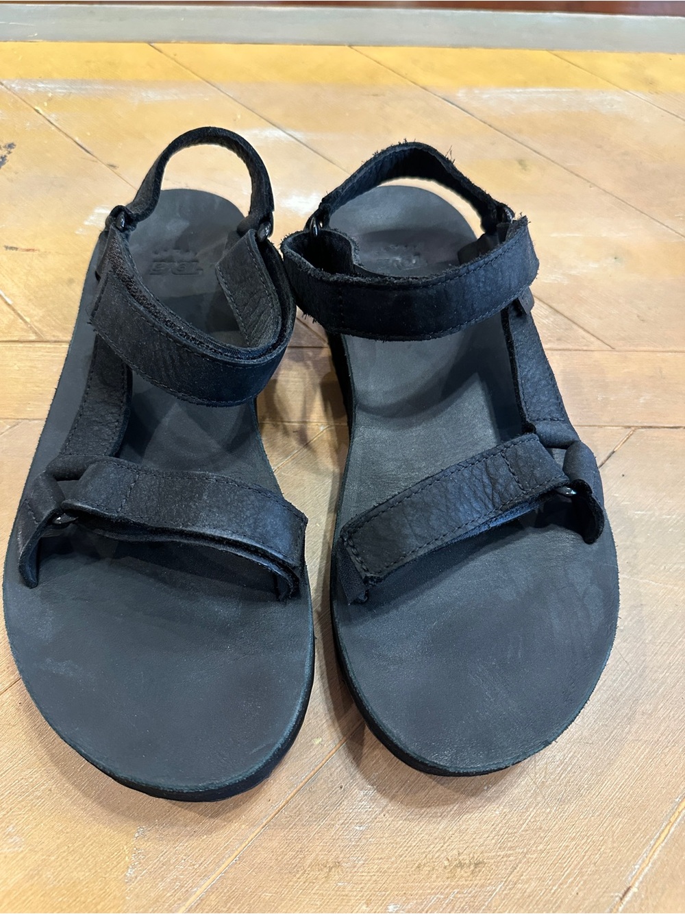 Classic Teva Original Universal Leather Sandals in black! 🖤